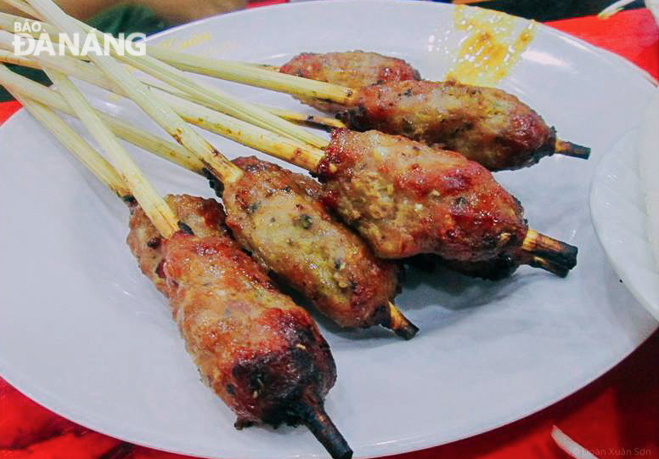 The aroma curling up from the grilled meat skewers makes gourmets mouthwatering.