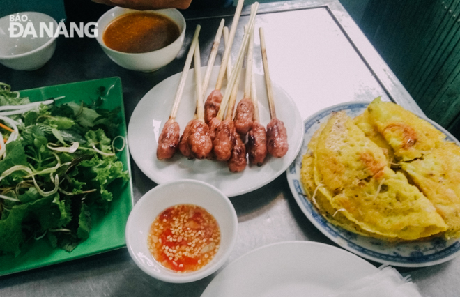 ‘Nem lui’ is often sold with ‘banh xeo’ (sizzling crepe with shrimp and pork filling), ‘bun thit nuong’ (vermicelli noodles with grilled pork), and ‘bo nuong la lot’ (grilled beef with piper lolot leaves). These are popular dishes visitors can't miss when in Da Nang.