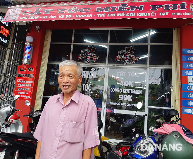Không chỉ đến cắt tóc hằng tháng, ông Châu Văn Thành (xe ôm) còn giới thiệu người quen đến cắt tóc miễn phí.