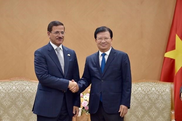 Deputy Prime Minister Trinh Dinh Dung and UAE Minister of Economy Sheikh Sultan Bin Saeed Al Mansouri (Photo: VNA)