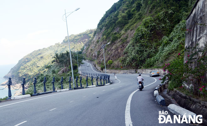 Bán đảo Sơn Trà được mệnh danh là hòn ngọc xanh giữa phố nhưng đường lên có nhiều độ dốc nguy hiểm cần có phương án bảo đảm an toàn cho người dân và du khách lên đây.  Ảnh: NHẬT HẠ