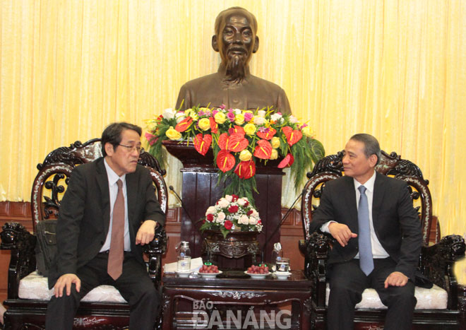 Bí thư Thành ủy Trương Quang Nghĩa (bên phải) tiếp Đại sứ Nhật Bản tại Việt Nam Umeda Kunio.Ảnh: TRỌNG HÙNG