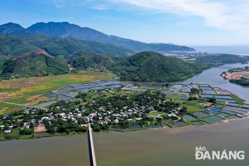 Truong Dinh Village looks like a lovely little peninsula surrounded by the Cu De River