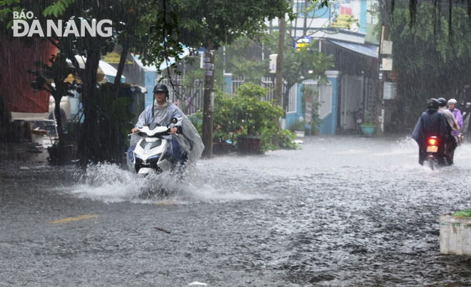  Many parts of Ho Ngoc Lam Street being engulfed in floodwater of between 20-30 cm