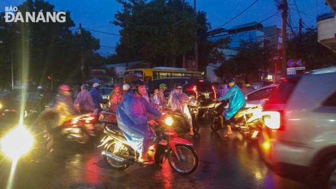 Road users getting stuck in bumper to bumber traffic at the intersreciton of Quang Trung and Nguyen Thi Minh Khai streets