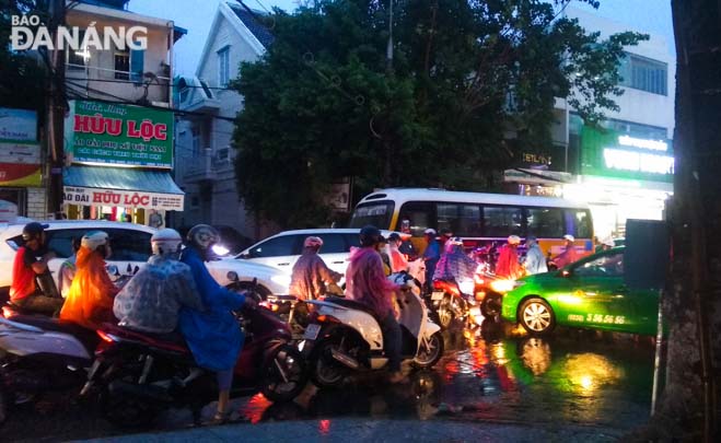  Heavy traffic recorded on a section of Le Thanh Ton