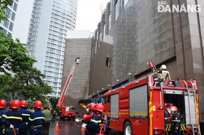 Các lực lượng triển khai phương án cứu hộ người mắc kẹt ở các tầng của tòa nhà.