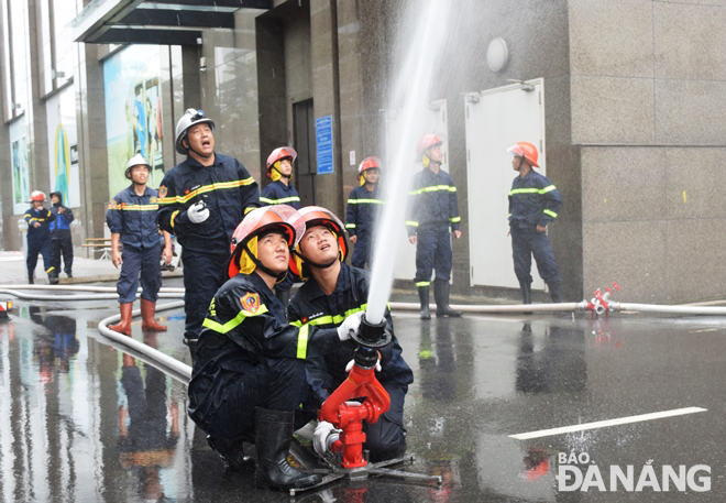 Sau khi đưa hết người mắc kẹt trong các tòa nhà xuống mặt đất an toàn, các lực lượng phun nước dập tắt các đám cháy.