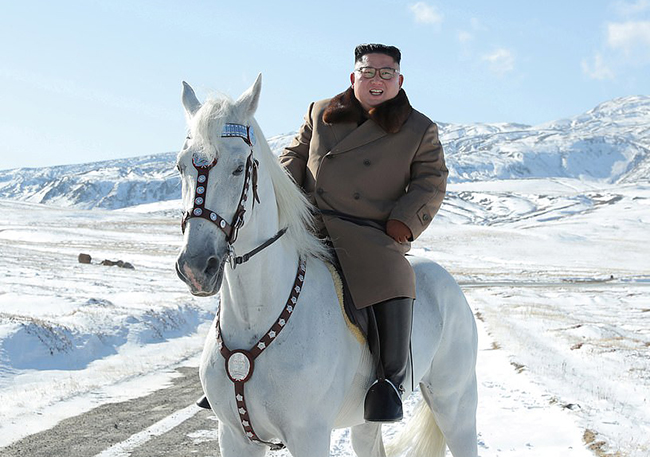 Triều Tiên không công bố rõ những cá nhân tháp tùng Chủ tịch Kim Jong-un. Ảnh: Reuters