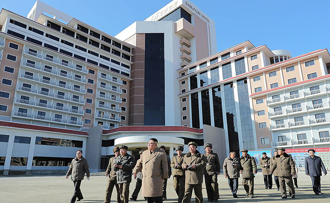 Chủ tịch Kim Jong-un tại tỉnh Samjiyon. Ảnh: Reuters