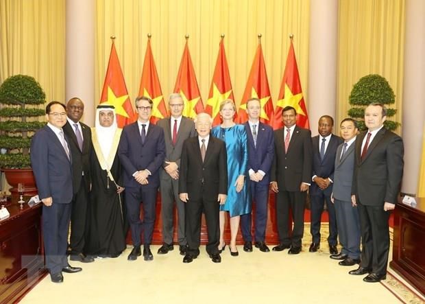 Party General Secretary and President Nguyen Phu Trong (sixth, left) and the foreign diplomats (Photo: VNA)