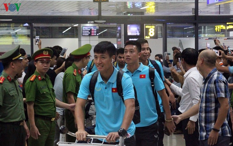 Đêm qua (16-10), ĐT Việt Nam đã đáp chuyến bay tới sân bay Nội Bài trở về nước sau trận thắng ấn tượng trước Indonesia tại vòng loại thứ 2 World Cup 2022 khu vực châu Á.