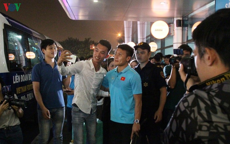 Quang Hải được cổ động viên xin chụp ảnh lưu niệm ở sân bay.