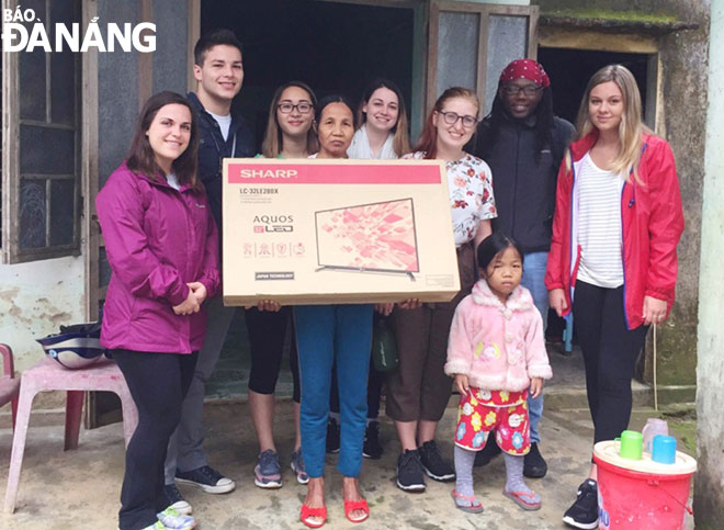 US students presenting a TV to a poor family in Da Nang’s Hoa Vang District in 2018