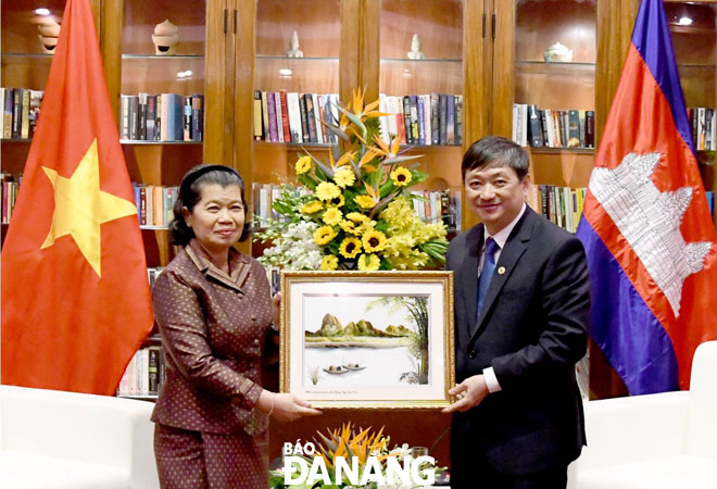 Vice Chairman Dung (right) presenting a momento to Cambodian Deputy Prime Minister Men Sam An