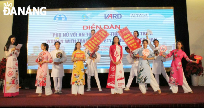 Miss Viet Nam 2010 Ngoc Han participating in the ‘ao dai’ show publicising responsible drinking.