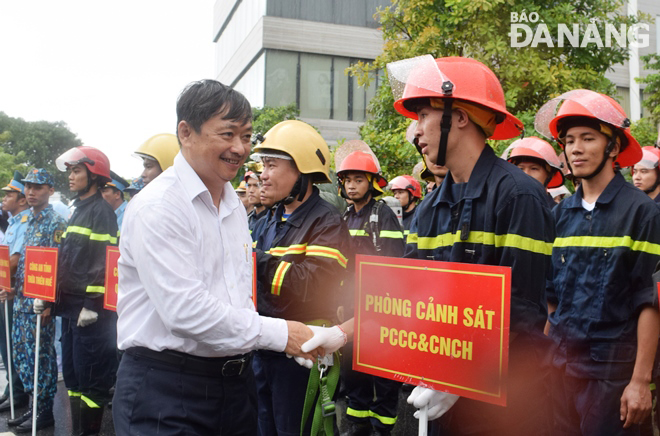 Vice Chairman Dung (in white) shaking hands with participating firefighters