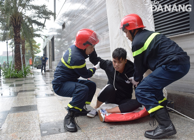 A trapped person was brought to the ground with a cloth tube