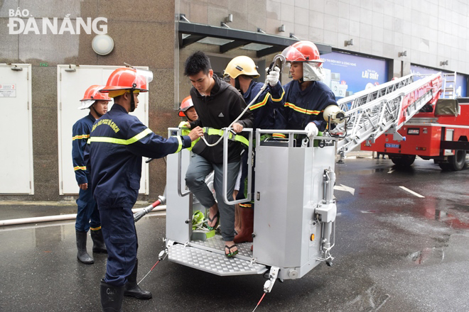 Another person trapped on the roof terrace of the Vincom Ngo Quyen Trade Centre safely brought to the ground by a ladder truck