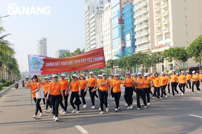 Phụ nữ Đà Nẵng tham gia diễu hành kêu gọi cộng đồng chung tay phòng, chống bạo lực đối với phụ nữ và trẻ em gái. (Ảnh: Hội LHPN thành phố cung cấp)