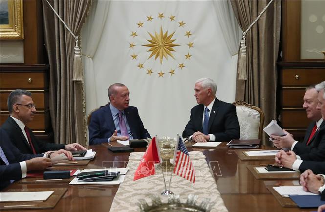 Phó Tổng thống Mỹ Mike Pence (giữa, phải) và Tổng thống Thổ Nhĩ Kỳ Recep Tayyip Erdogan (giữa, trái) tại cuộc gặp ở Ankara ngày 17/10. Ảnh: THX/TTXVN