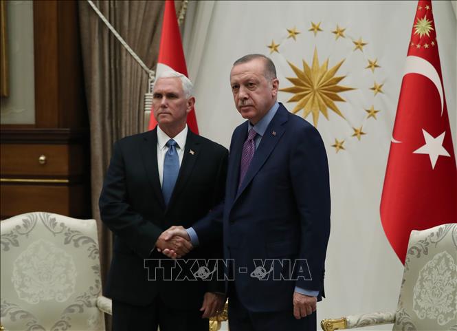 Phó Tổng thống Mỹ Mike Pence (trái) và Tổng thống Thổ Nhĩ Kỳ Recep Tayyip Erdogan tại cuộc gặp ở Ankara ngày 17/10. Ảnh: THX/TTXVN