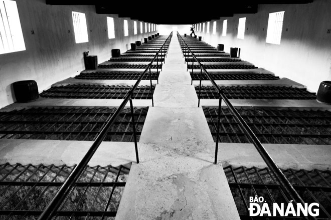Khu “Chuồng cọp” là nơi biệt giam khắc nghiệt nhất. Tù nhân ở đây bị giam trong những căn phòng chỉ rộng 5m2, không có giường nằm. Người tù bị cùm chân và phải nằm dưới nền xi-măng ẩm thấp, điều kiện vệ sinh và ăn uống rất kém, lại thường xuyên bị tra tấn . Nhiều tù nhân chết vì thiếu không khí. 