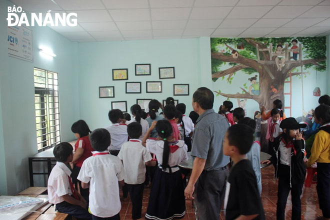 Thầy và trò Trường tiểu học và THCS Tà Pơơ tham quan “Nhà ăn ước mơ” sau khi đưa vào hoạt động. Ảnh: T.N