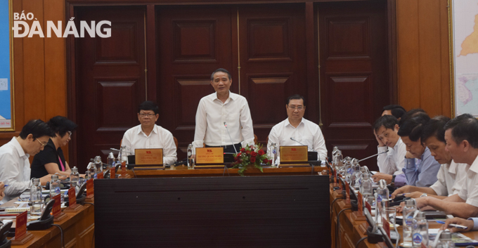 Bí thư Thành ủy Trương Quang Nghĩa (giữa) phát biểu tại hội nghị 
