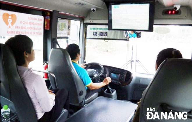 Các xe buýt tuyên truyền thực hiện bình đẳng giới và phòng chống bạo lực trên màn hình ti-vi và dán nhãn ở thành xe.