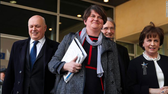 Bà Arlene Foster (giữa), Chủ tịch đảng Hợp nhất Dân chủ Bắc Ireland (DUP), nói không với thỏa thuận Brexit. 	 Ảnh: CNN