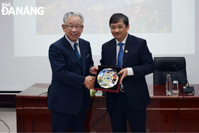 Mr Hasegawa Keiichi, President of the Ehle Institute Japanese Language School, (left) presenting a momento to Vice Chairman Dung