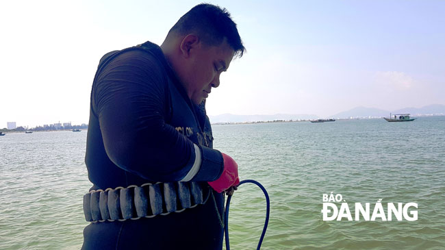 To dive deep into the sea, each fisherman must wear a lead wire weighing between 8 and 12 kilos