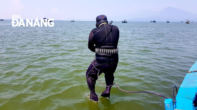 Divers wear such diving equipment as diving glasses, footwear, and gloves, especially a diving suit at the price of between 2 and 3 million VND to help keep their body dry during dive.