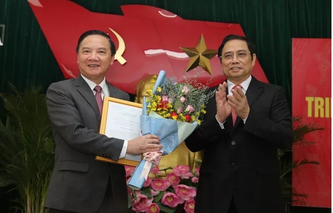 Đồng chí Phạm Minh Chính trao quyết định và chúc mừng đồng chí Nguyễn Khắc Định.