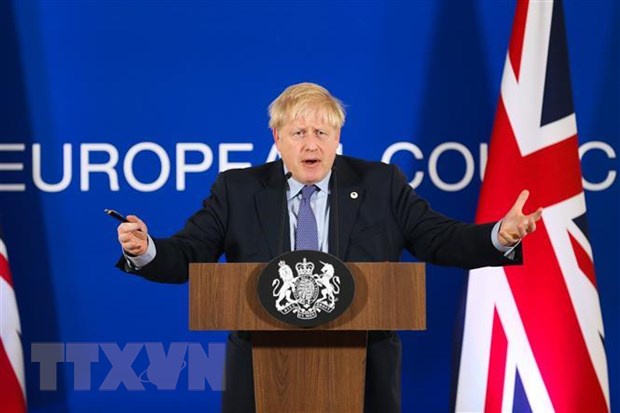 Thủ tướng Anh Boris Johnson phát biểu trong một cuộc họp báo tại Brussels, Bỉ. (Ảnh: THX/TTXVN)