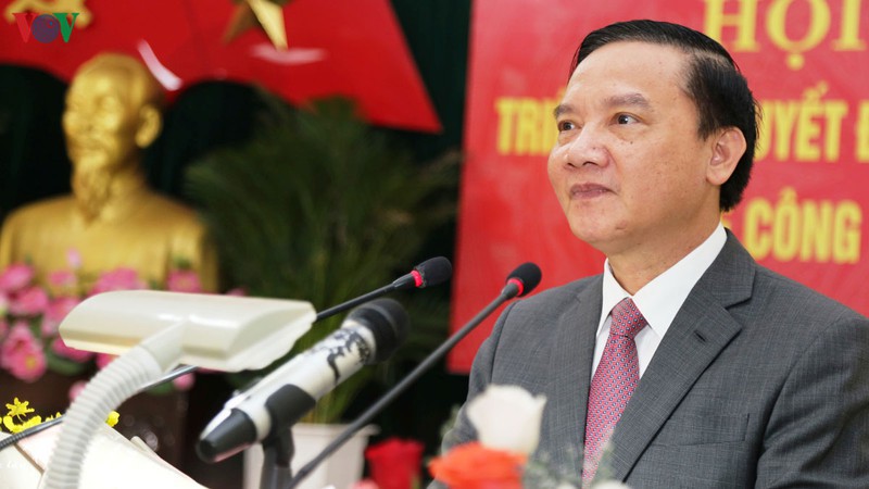 Ông Nguyễn Khắc Định sinh năm 1964, quê tỉnh Thái Bình, là tiến sĩ luật. Ông Nguyễn Khắc Định có nhiều năm công tác tại Văn phòng Chính phủ, từng giữ chức Vụ trưởng Vụ Thư ký - Biên tập, Trợ lý của Thủ tướng.