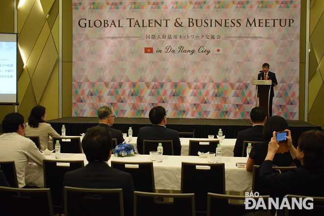 Vice Chairman of the municipal People's Committee Dang Viet Dung delivering his speech at the Global Talent and Business Meet-up 2019