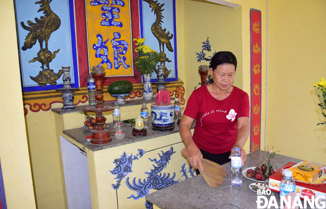 Bà Trần Thị Kim Chinh cần mẫn chăm sóc, quét dọn, hương khói thường xuyên tại đình Trung Nghĩa. 