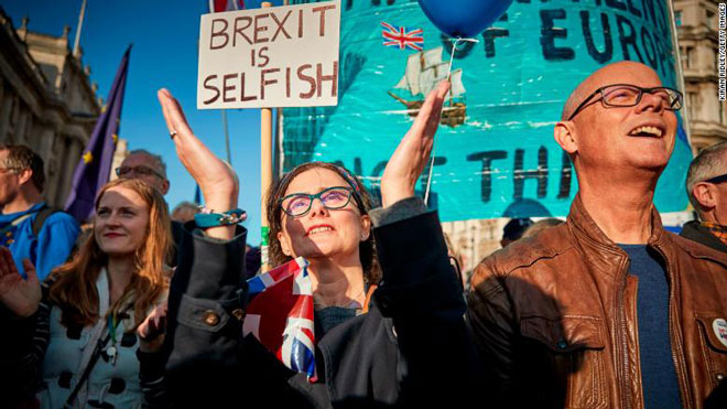 Người dân Anh đổ xuống đường phố London đòi tổ chức trưng cầu dân ý lần hai về Brexit. Ảnh: CNN