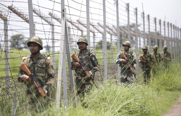 Lực lượng an ninh Ấn Độ tuần tra tại khu vực biên giới Ấn Độ-Pakistan. (Ảnh: AFP/TTXVN)