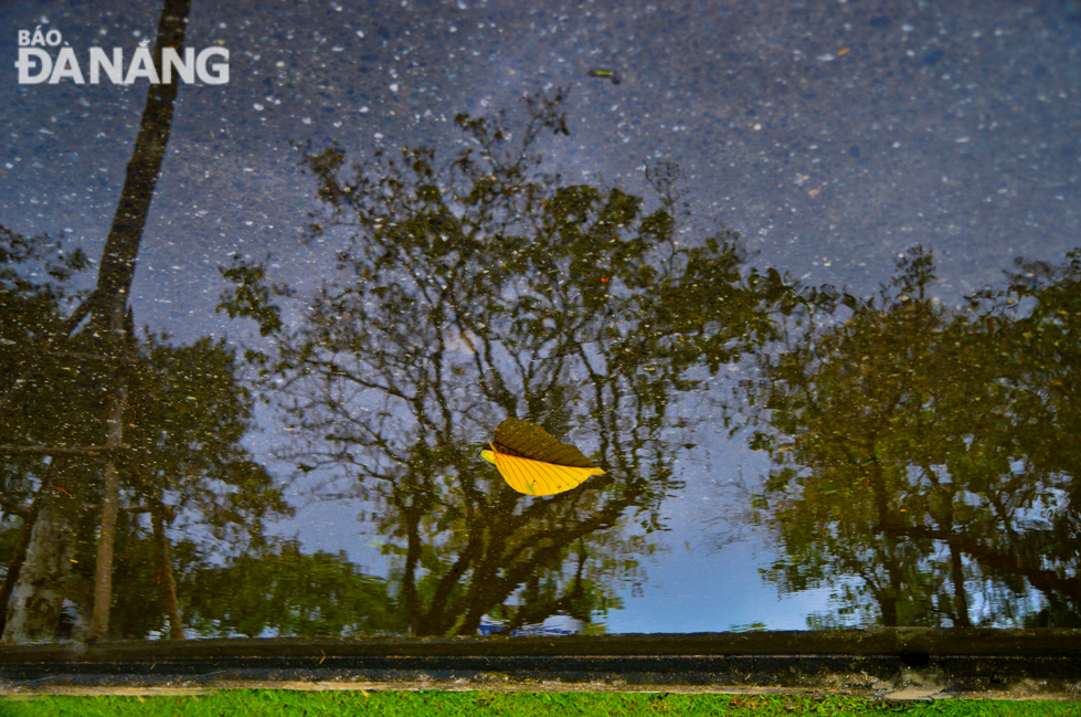 After the rain, road surface likes giant mirrors, reflecting the massive skyline