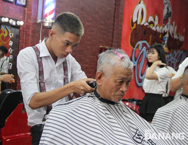 Free haircut receivers are being cared as normal customers