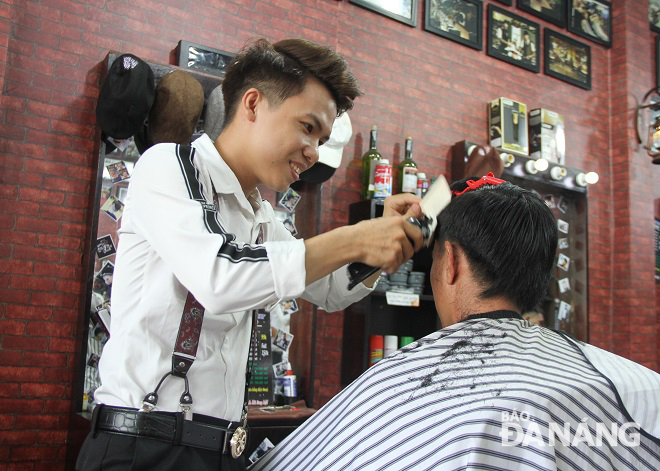 Mr Vuong (left) and a free haircut receiver