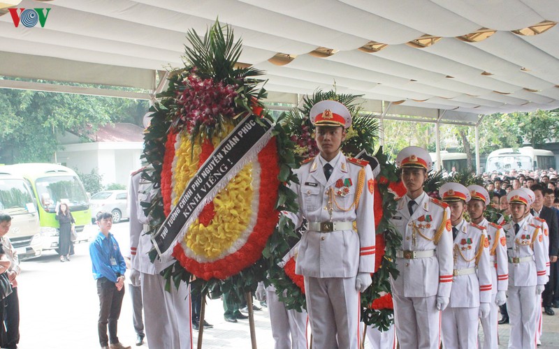 Thủ tướng Chính phủ Nguyễn Xuân Phúc và các Phó Thủ tướng đã gửi vòng hoa tới viếng.