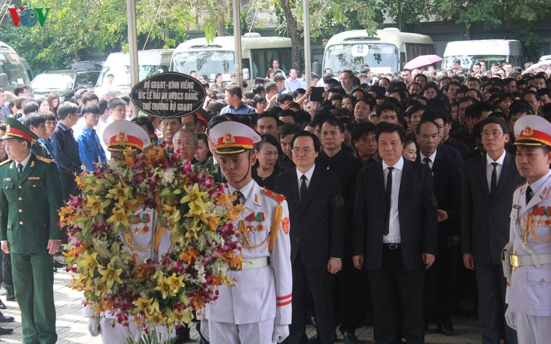 Đoàn Bộ GD-ĐT do Bộ trưởng Phùng Xuân Nhạ dẫn đầu vào viếng.