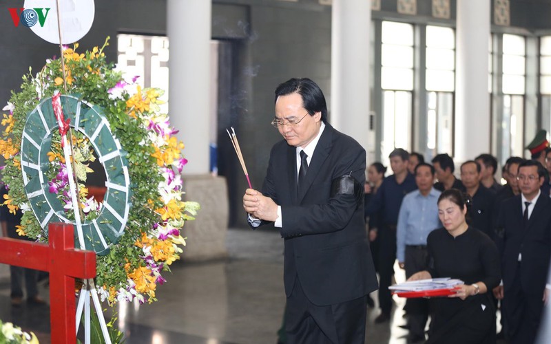 Bộ trưởng Phùng Xuân Nhạ thắp hương tiễn biệt cố Thứ trưởng Lê Hải An.