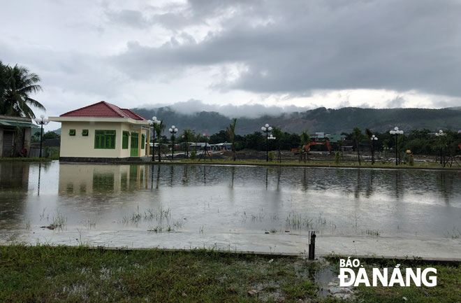 Mỗi lần trời mưa, nước ngập lênh láng trong sân thể thao khu vui chơi trẻ em Khánh Sơn.       Ảnh: N.ĐOAN