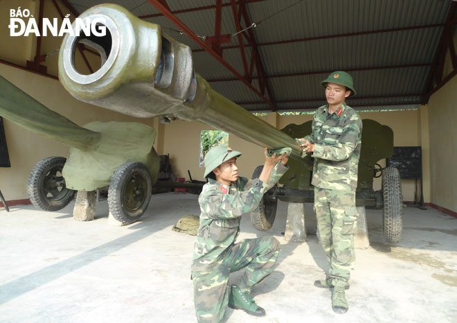 Chiến sĩ Trung đội pháo 82 ly thường xuyên bảo quản bảo dưỡng vũ khí phục vụ cho huấn luyện.