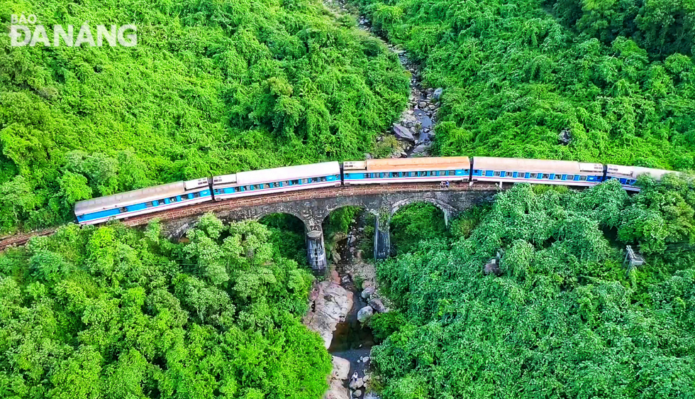 The bridge spanning across a small stream at the foot of the Hai Van Pass